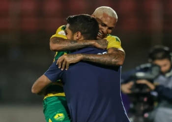 Deyverson faz post de despedida e revela ida de António Oliveira ao Corinthians