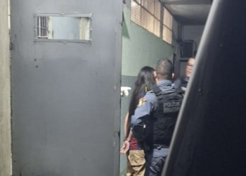 Mulher é presa em restaurante da capital depois de tentar beijar homem casado na frente da esposa