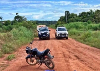 Homem cai de moto em uma estrada rural e morre por perder muito sangue