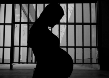 Justiça concede prisão domiciliar a mãe detida com 8 meses de gestação e doença crônica