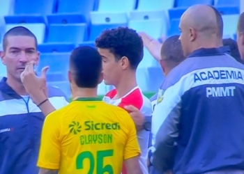 Torcedores do União invadem gramado da Arena Pantanal para tirar selfie com Clayson