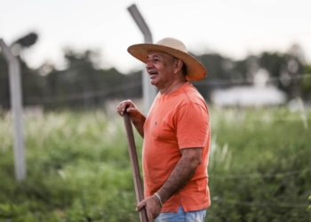 “Antes demorava muito para ir para casa e agora está um tapete”, afirma morador sobre asfaltamento de estrada de chão