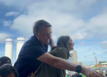 Bolsonaro chega em Várzea Grande e é ovacionado por multidão no Aeroporto Marechal Rondon