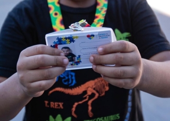 Max e Virginia promovem mutirão para autistas com distribuição de colar de girassol