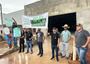 Estudantes protestam na chuva