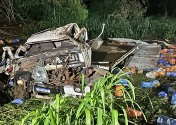 Motorista é socorrido em estado grave após tombar caminhão carregado de água