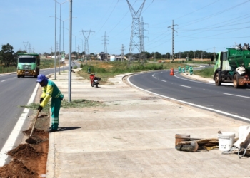Contorno Leste avança com a construção de calçadas, meio-fio, limpeza e sinalização