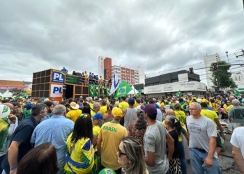 Com apoio de um trio elétrico, apoiadores de Bolsonaro “fecham” ruas de Cuiabá durante carreata