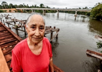 “Agora está bom demais”, afirma sitiante que pode atravessar rio com segurança após Governo construir ponte de concreto