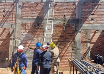 Bombeiros resgatam trabalhador que sofreu mal súbito em obra a 6 metros de altura