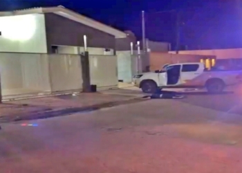 Homem é assassinado a tiros após ser emboscado em frente de residência