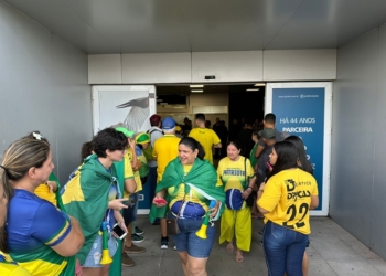 Em ritmo de festa, apoiadores de Bolsonaro saem nas ruas para comparecer na praça 8 de Abril em Cuiabá