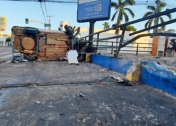 Motorista perde o controle de veículo em cruzamento e acaba batendo violentamente contra um muro