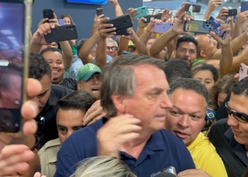 Apoiadores de Bolsonaro chamam presidente Lula de ladrão durante espera; veja o vídeo