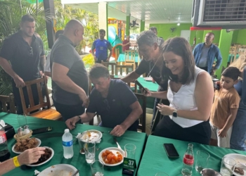 A caminho de Diamantino, Bolsonaro almoça em restaurante na beira da estrada; veja os vídeos