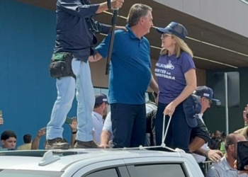 Ex-presidente Jair Bolsonaro chega a Sinop e é recebido por apoiadores no aeroporto