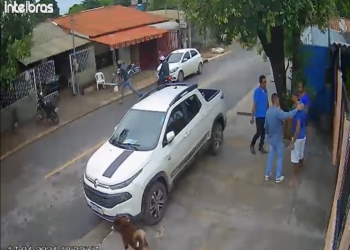 Motoqueiro invade casa e executa morador com 3 tiros no Osmar Cabral; veja o vídeo