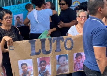 Revoltados, populares protestam em frente creche e cobram justiça por morte de criança de cinco meses