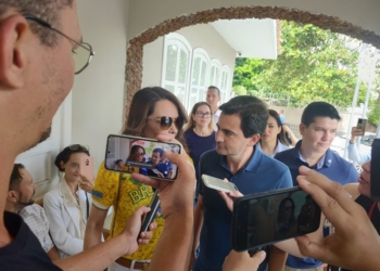 Sem Mauro Mendes, primeira-dama chega à reunião do União Brasil vestida com as cores da pátria