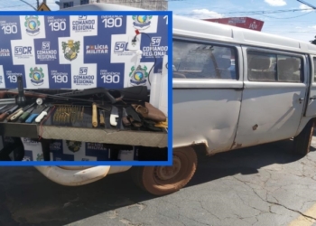 Dupla é presa transportando dois rifles, 100 munições e oito facas em Kombi