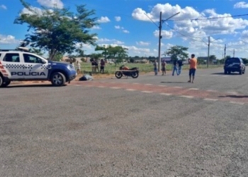 Motociclista é arremessado e morre após bater moto contra meio-feio
