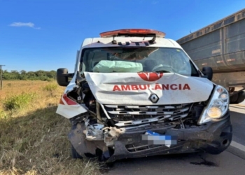 Colisão frontal entre Duster e ambulância deixa quatro pessoas feridas