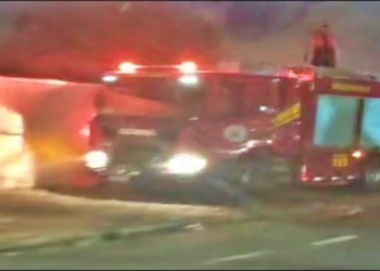 Fogo consome depósito de empresa de materiais de construção no bairro CPA 3