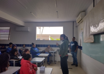 Procon Estadual leva orientações sobre direito do consumidor a estudantes e idosos de Chapada dos Guimarães