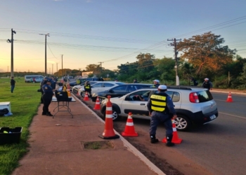 Operação Lei Seca resulta em 105 multas aplicadas e 62 veículos removidos