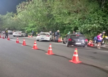 Blitzes da Operação Lei Seca resultam na prisão de 12 condutores e remoção de 56 veículos