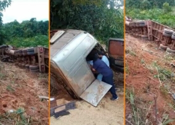 Motorista é socorrido após tombar carreta carregada com arroz