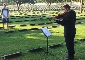 Corpo de professor Celso é recebido em cemitério aos sons de violino durante despedida