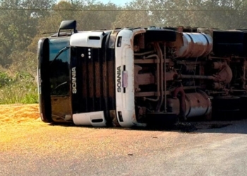 Condutor perde o controle de carreta em perímetro urbano e acaba tombando no meio de rodovia
