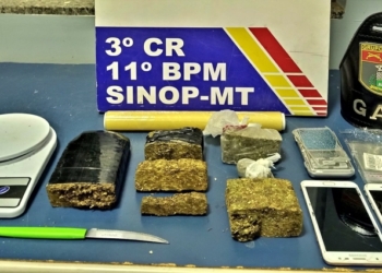 Três pessoas são presas com porções de drogas e dinheiro em boca de fuma