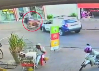 Durante perseguição, viatura atropela motoqueiro e lança suspeitos contra vitrine de loja; veja vídeo