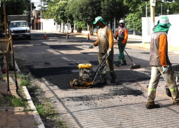 Tapa-buracos: Prefeitura disponibiliza 72 toneladas de massa asfáltica para quatro bairros de Cuiabá