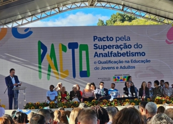 Fidelis representa a Undime no lançamento do pacto nacional para valorização da EJA e superação do analfabetismo
