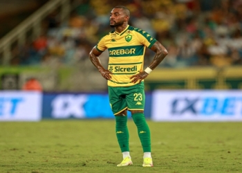 Em jogo polêmico, Cuiabá perde para o Internacional e afunda na lanterna do Brasileirão