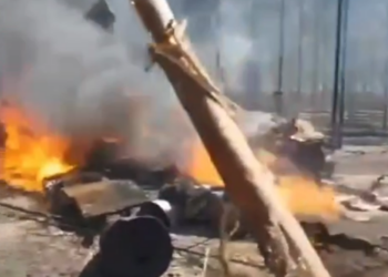 Avião cai próximo ao aeroporto e morador diz “nenhum sinal do piloto”; veja o vídeo