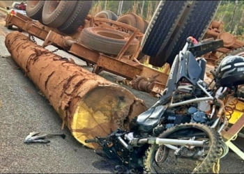 Homem morre após bater moto na traseira de carreta tombada