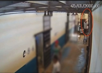 Vídeo flagra detentos abaixando câmeras antes de agredir transsexual presa no Capão; veja