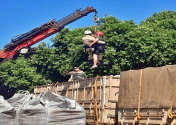 Bombeiros realizam resgate de homem que sofreu crise convulsiva em carreta