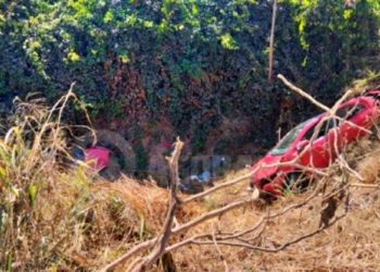 Adolescente é arremessado e morre após carro capotar e sair da pista