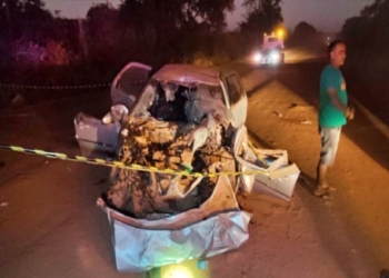 Motorista morre presos as ferragens durante acidente entre carro e caminhão na BR-158