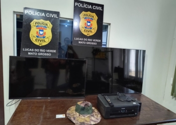 Impressora e aparelhos televisores roubados são recuperados em residência usada como depósito