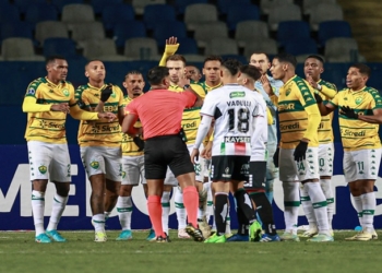 Árbitro apita fim de jogo antes de rebote de pênalti e lance gera curiosidade; entenda regra