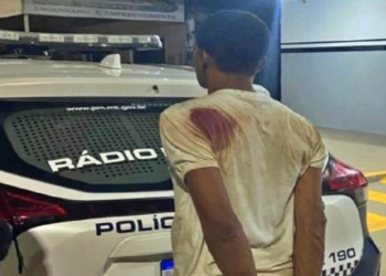 Suspeito tenta invadir ônibus, agride funcionária do guichê e é linchado por populares