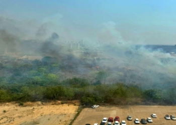 Bombeiros combatem incêndio de grande proporções próximo à PGE em Cuiabá