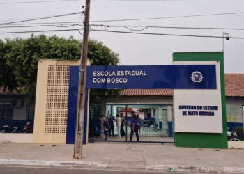 Homem invade escola estadual e agride coordenador com garrafa térmica