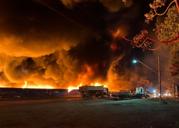 Incêndio de grandes proporções atinge empresa no Distrito Industrial em Cuiabá